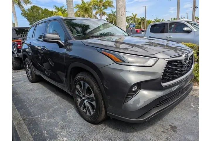 $33990 : Toyota Highlander 2022 XLE 4 image 2
