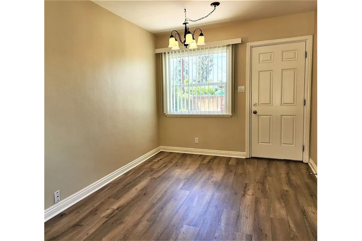 $900 : Beautiful recently remodeled ! image 5