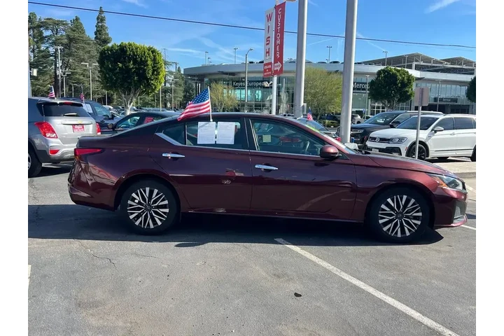 $18998 : Nissan Altima 2023 2.5 SV 4d image 6