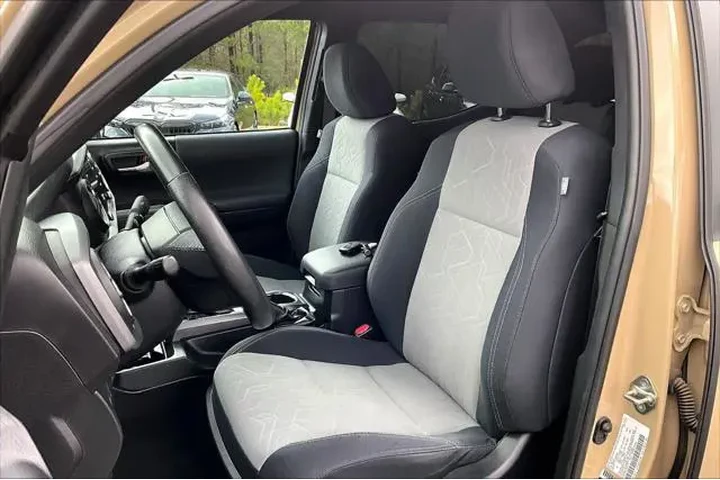 $31998 : Toyota Tacoma 2020 4x4 TRD O image 8