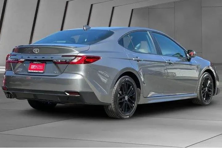 $32500 : Toyota Camry 2025 AWD SE 4dr image 4