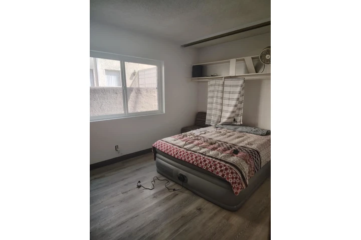 $1100 : Cuarto Privado | Glendale, CA image 3
