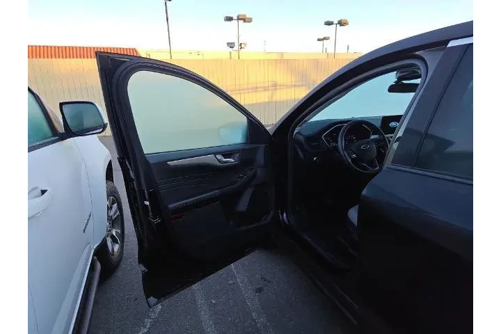 $18063 : Ford Escape 2021 AWD SE 4dr image 5