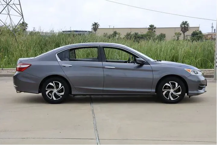 $14248 : Honda Accord 2016 LX 4dr Sed image 4