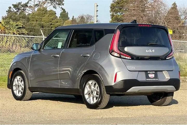 $16490 : Kia Soul 2024 LX 4dr Crossov image 9