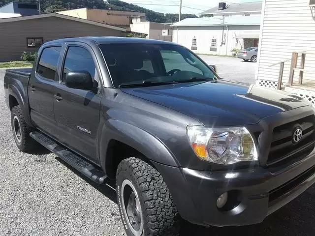 $12000 : 2011 Toyota Tacoma SR5 4x4 image 2