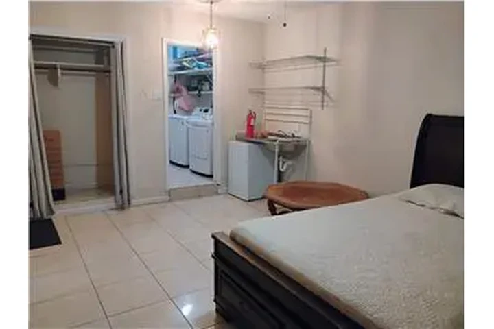 $1250 : Rental property with 1 bedro image 5