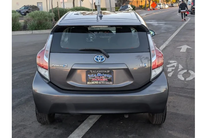$11988 : 2015 Prius c Two image 7