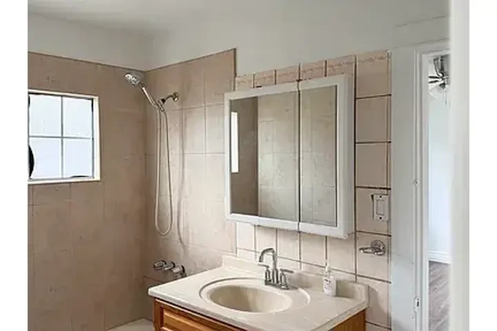 $2000 : READY☎️San Juan Ave,South Gate image 4