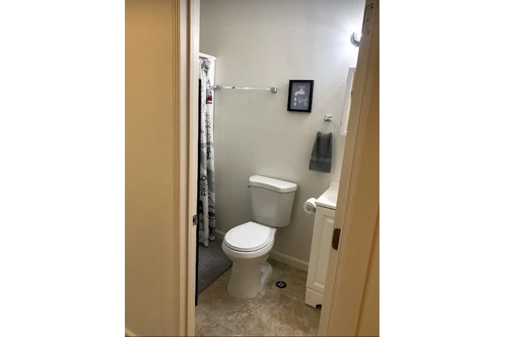 $1000 : Studio and 1-Bathroom image 7