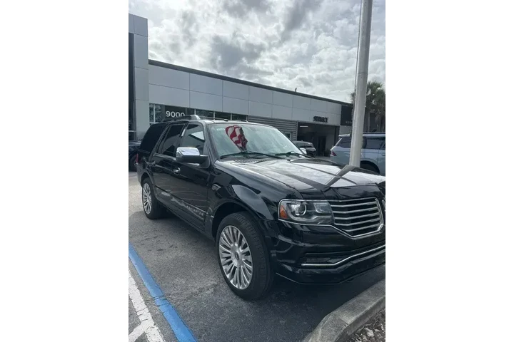 $18990 : Lincoln Navigator 2017 4x2 S image 1