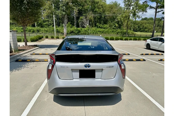 $7900 : 2017 Toyota Prius III Touring image 3