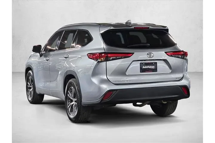 $28926 : Toyota Highlander 2021 XLE 4 image 8