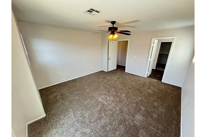 $1940 : This spacious home features la image 7