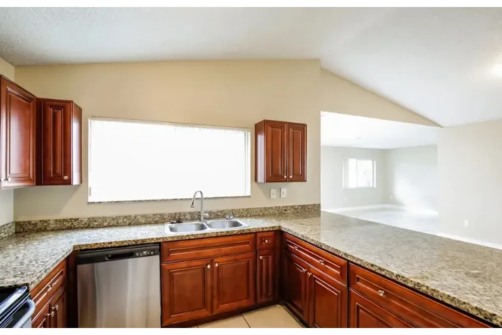 $2400 : 3 Bed 2 bath Home in south LA image 5