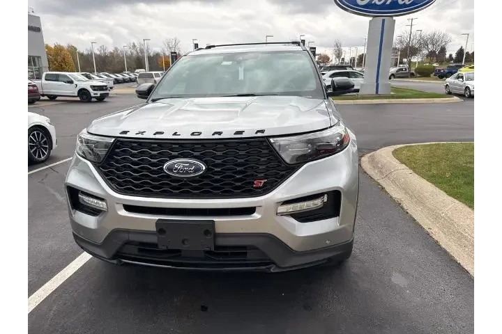 $29516 : Ford Explorer 2021 AWD ST 4d image 2
