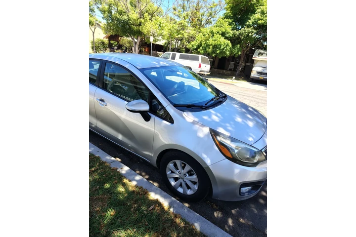 $3600 : 2013 kia rio eco image 4
