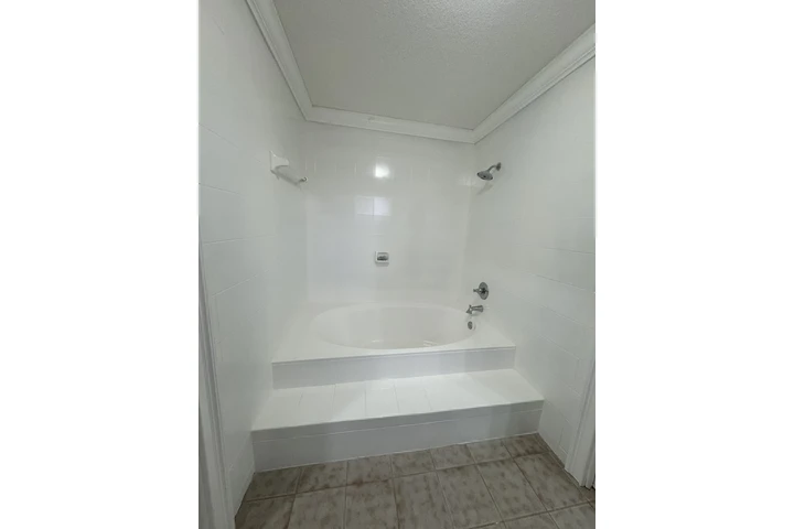 $1800 : Espacioso efficiency image 5