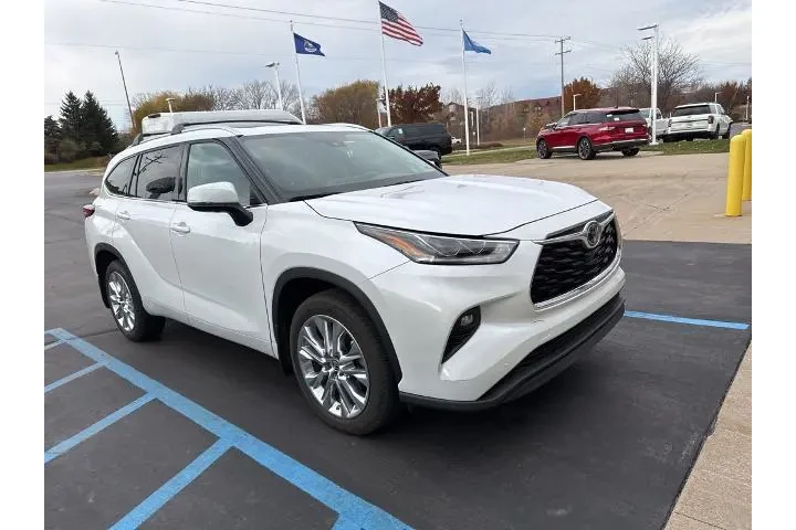 $39459 : Toyota Highlander 2023 AWD L image 4