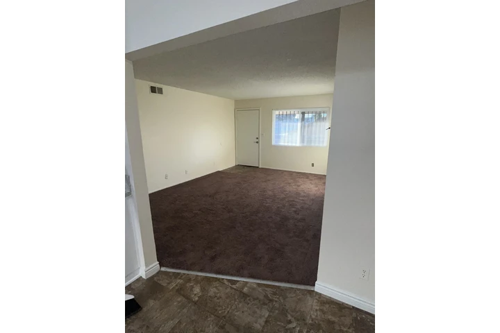 $2400 : RENTO APT 2 CUARTOS LYNWOOD image 2