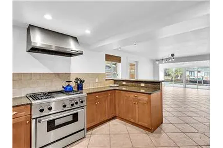 $4500 : Rental property with 3 bedro image 4