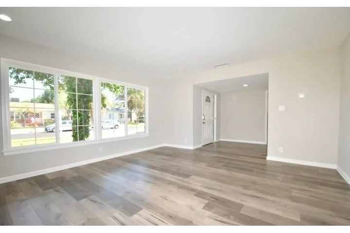 $2500 : 3Beds 2Baths N Kenmore Ave, LA image 6