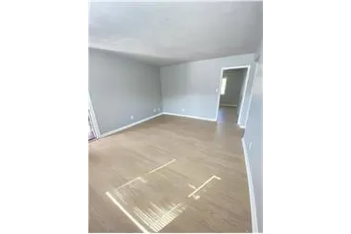 $1200 : Rental property with 2 bedro image 2