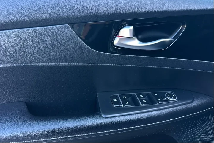 $13900 : Kia Forte 2019 S 4dr Sedan image 10