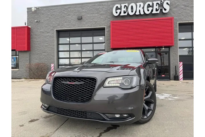 $28991 : Chrysler 300 2023 S V6 4dr S image 1