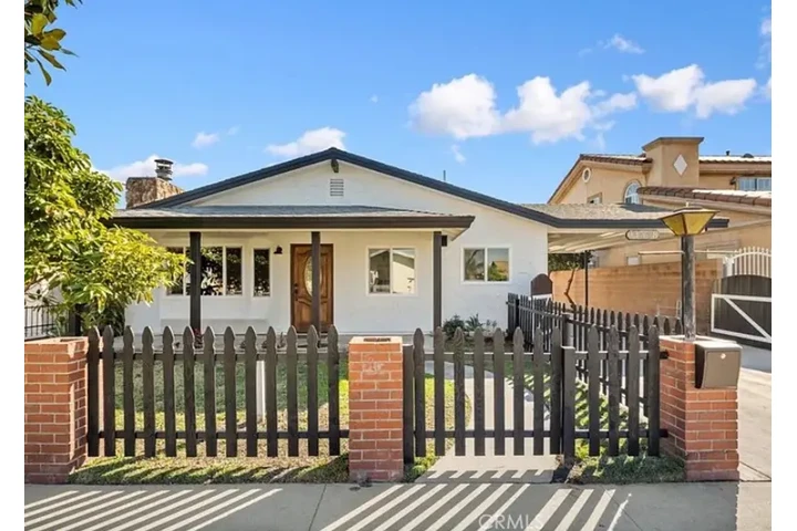 $2800 : Welcome to this stunning 4-bed image 1