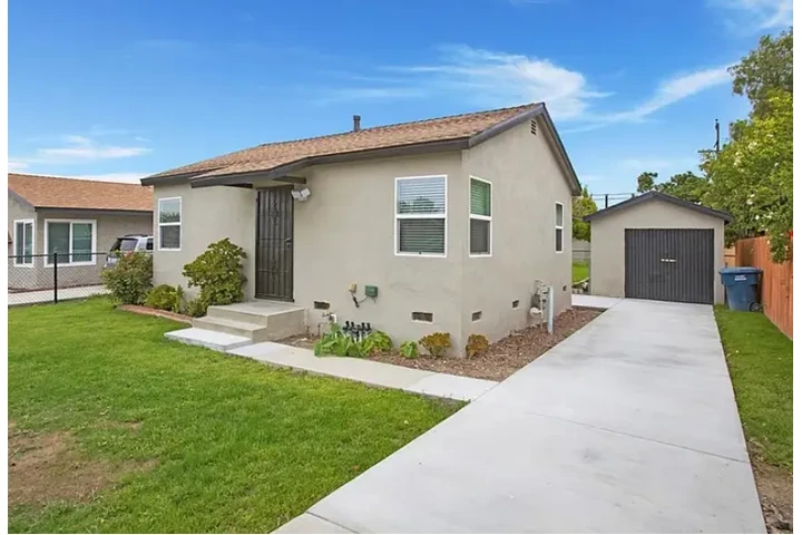 $1230 : Beautifully remodeled 2 bed, 1 image 1