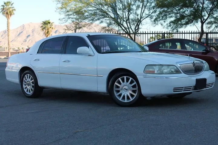 $5995 : 2006 Town Car Signature image 3