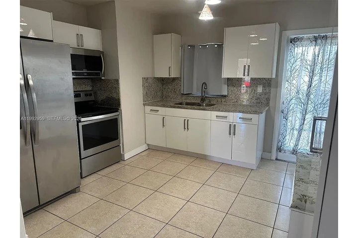 $800 : Beautiful ..Hialeah, FL image 6