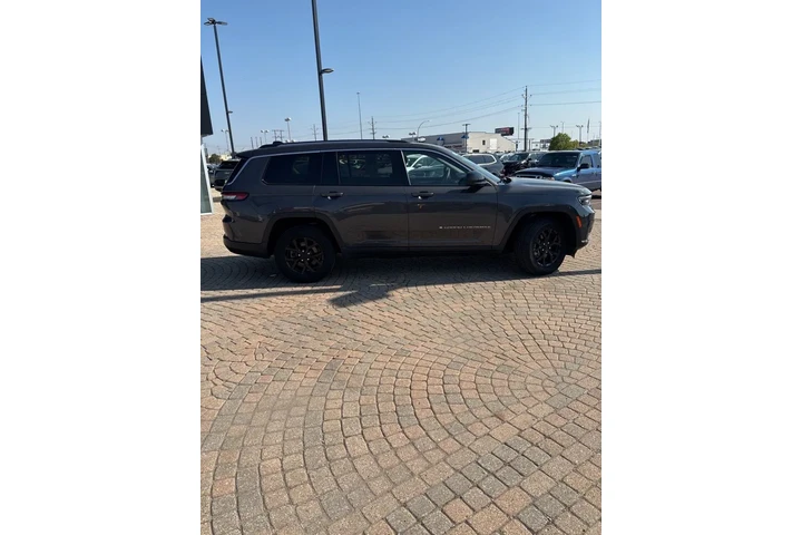 $29798 : 2022 Grand Cherokee L Laredo image 4