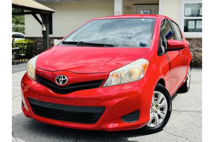 2012 Yaris 5-Door SE image 1