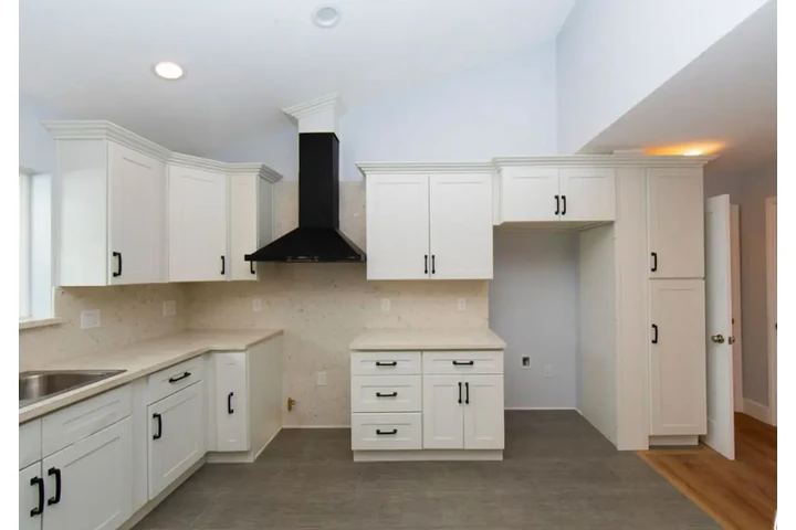 $2460 : 3 Bedroom House in East LA image 4