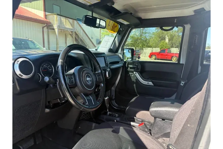 $15950 : 2014 Wrangler Unlimited Sahara image 9
