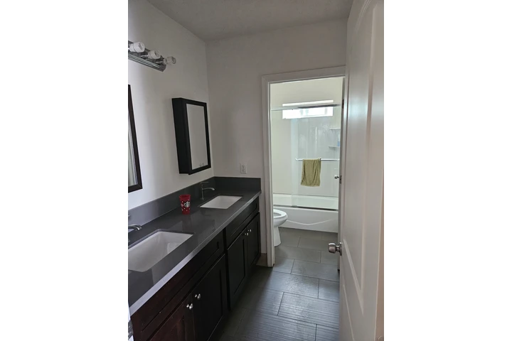 $2750 : Glendora amplia/2 parking image 7