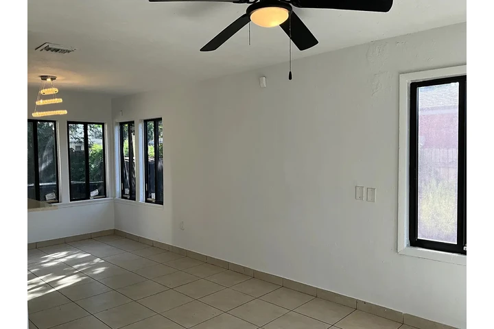 $1000 : charming Beautiful  bedroom image 4