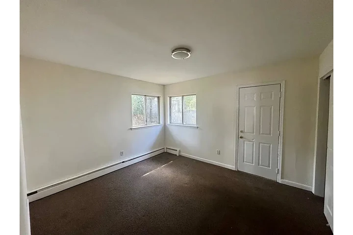 $800 : Beautiful Home...Mastic, NY image 4