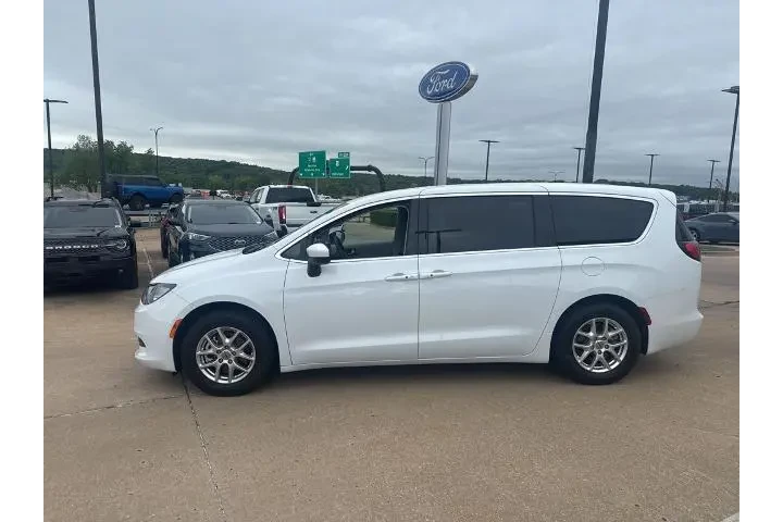 $18490 : Chrysler Voyager 2022 LX 4dr image 5