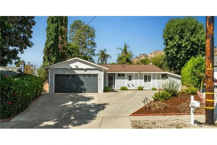 $2470 : 3 Bedroom House in South LA image 1