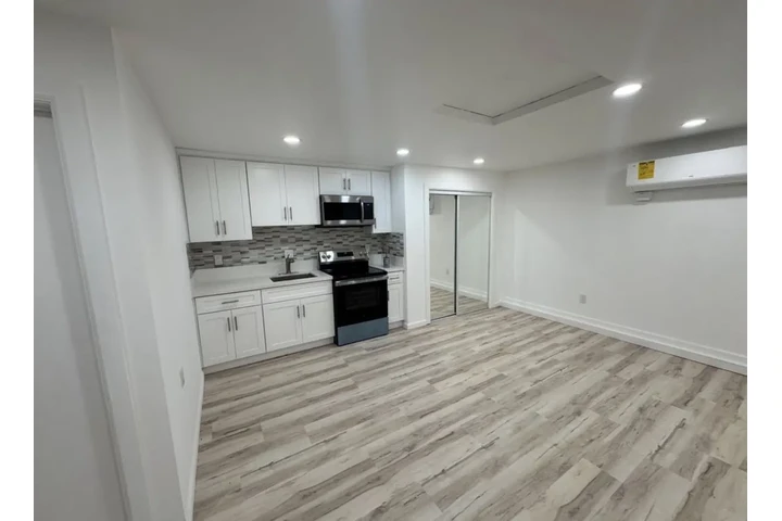 $1200 : Large studio Apt in Los Angele image 2