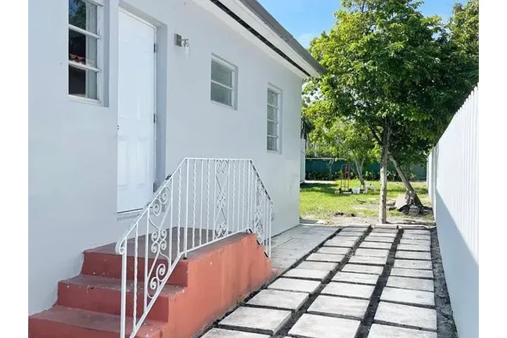 $800 : Spacious and renovated 2 image 6