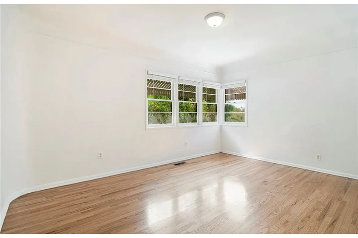 $2460 : 3Bed 2Bath in Huntington Park image 9