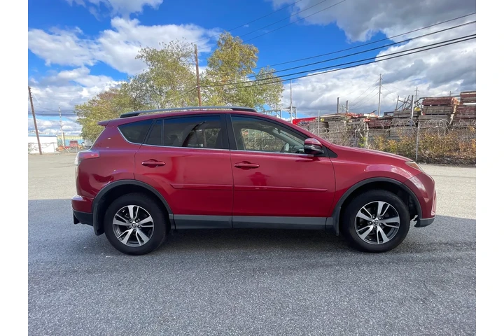 2017 RAV4 XLE AWD image 8