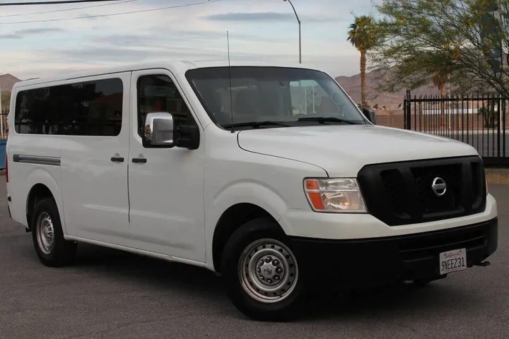 $18995 : 2016 NV 3500 HD SV image 2