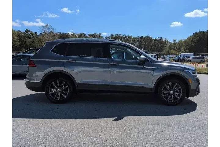 $22240 : Volkswagen Tiguan 2023 SE 4d image 3