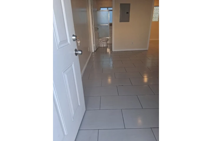 $1295 : Single in Los Angeles image 8