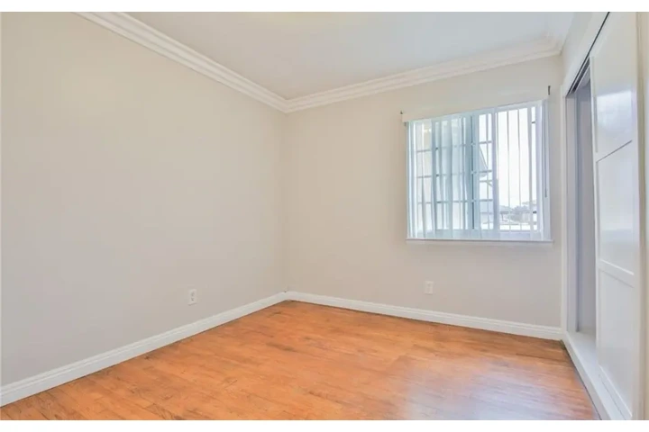 $2500 : 3 Bed Home in Huntington Park image 8